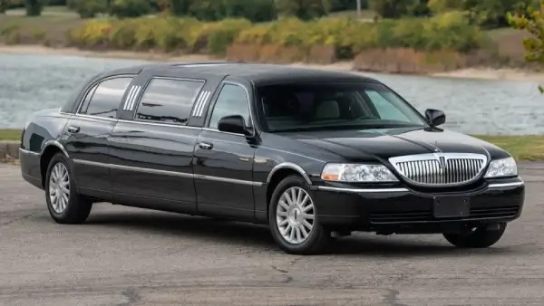 lincoln-town-car-stretch-1024x682 (1) (1)